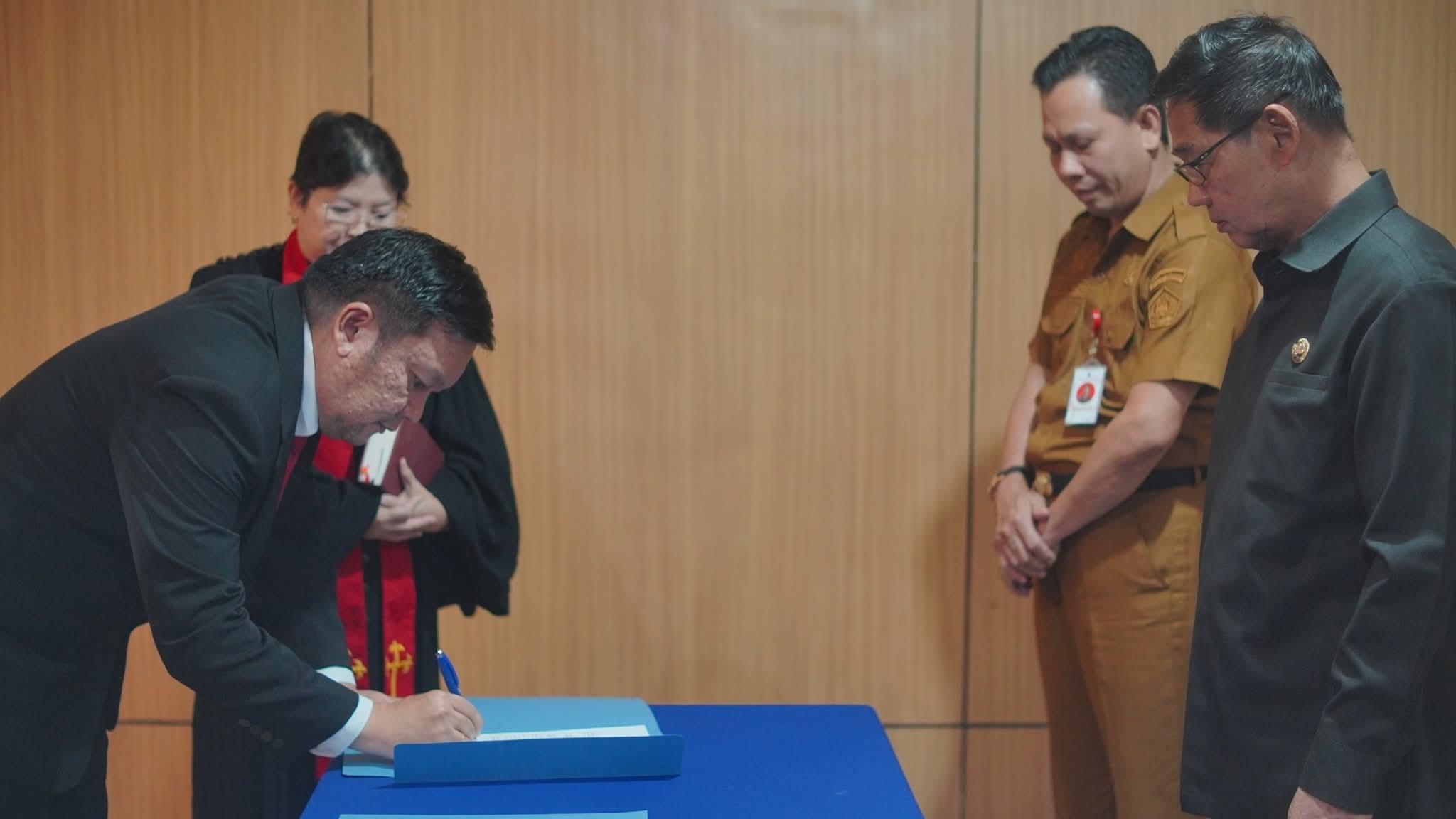 Wali Kota Hengky Honandar Lantik Empat Pejabat Definitif di Lingkungan Pemkot Bitung