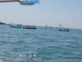 300 Perahu Nelayan Kepung Laut Utara Madura, Desak Petronas Bayar Ganti Rugi Rp6,3 Miliar