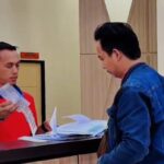 Hadirkan Suasana Piala Dunia, Pegawai Samsat Bangkalan Layani Wajib Pajak Pakai Jersey