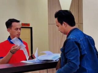 Hadirkan Suasana Piala Dunia, Pegawai Samsat Bangkalan Layani Wajib Pajak Pakai Jersey