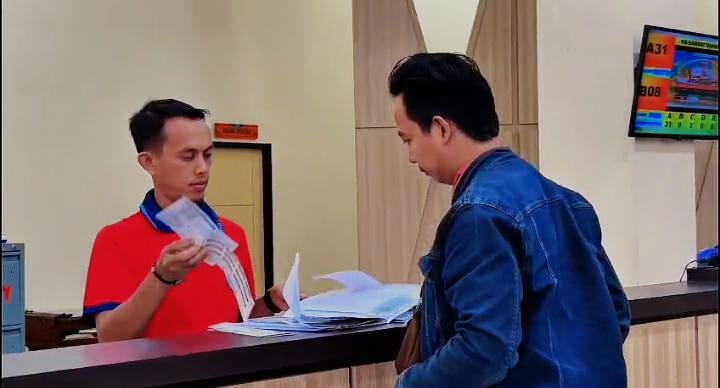 Hadirkan Suasana Piala Dunia, Pegawai Samsat Bangkalan Layani Wajib Pajak Pakai Jersey