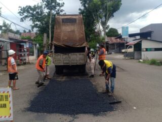 Pemkot Kotamobagu Perbaiki Jalan Zakaria Imban, Tingkatkan Kenyamanan dan Keselamatan Pengguna Jalan