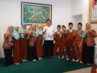 Tujuh Alumni MI NU KH Mukmin Sampaikan Gagasan Langsung kepada Bupati