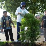 Wabup Mimik Idayana Tanam Pohon Pucuk Merah bersama ASN Sidoarjo