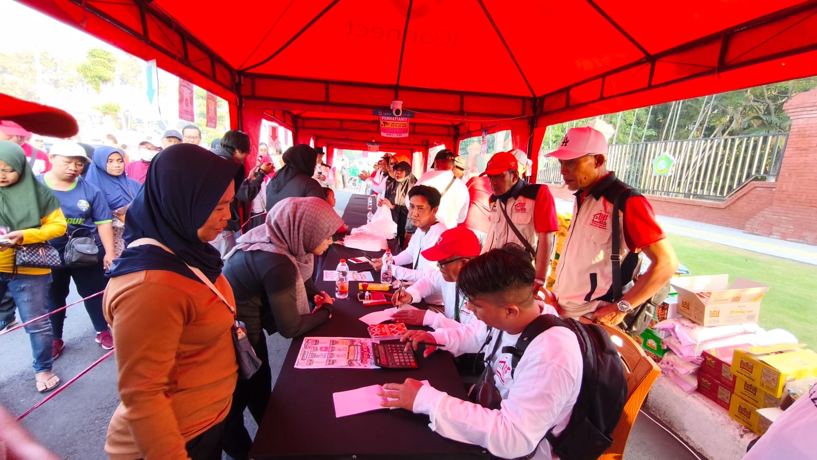 Gebyar Pasar Rakyat Sidoarjo Diserbu Warga, Bahan Pokok Dijual di Bawah Harga Pasar