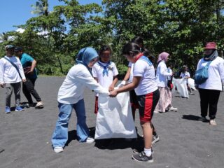 Pertamina Gandeng Warga Jaga Kebersihan Pantai di Bitung