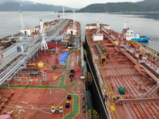 Pertamina Patra Niaga Operasikan Perdana Ship to Ship Kolonodale, Perkuat Distribusi B50 di Kawasan Timur Sulawesi