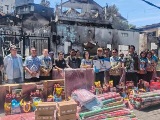 Pemprov Sulut Serahkan Bantuan Untuk Korban Kebakaran di Asgab Pakowa 