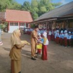 MPLS SDN Jambu 2 Burneh Bangkalan Beri Kejutan, Siswa Baru Dapat Buku, Alat Tulis, dan Seragam Gratis