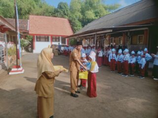 MPLS SDN Jambu 2 Burneh Bangkalan Beri Kejutan, Siswa Baru Dapat Buku, Alat Tulis, dan Seragam Gratis