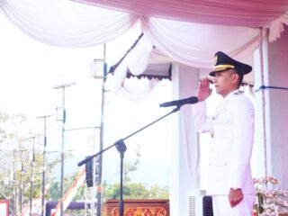 Senja di Boroko, Wakil Bupati Boltara Pimpin Penurunan Sang Merah Putih