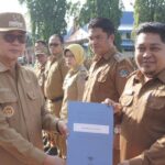 Penguatan Pelayanan Publik, Wali Kota Bitung Serahkan SK Kepala Lingkungan
