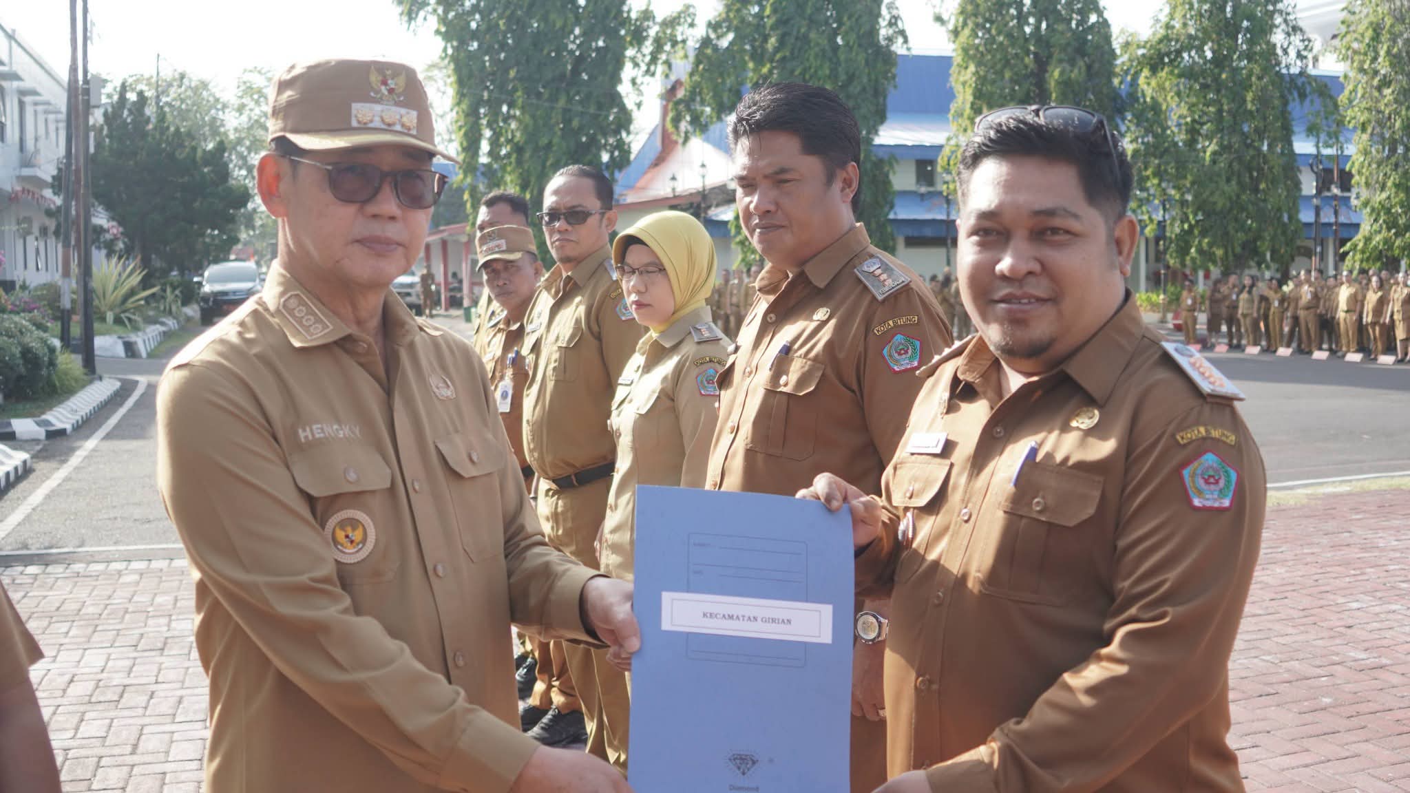Penguatan Pelayanan Publik, Wali Kota Bitung Serahkan SK Kepala Lingkungan