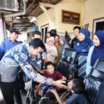 Bupati Sidoarjo Salurkan Bantuan Kursi Roda kepada Lima Warga