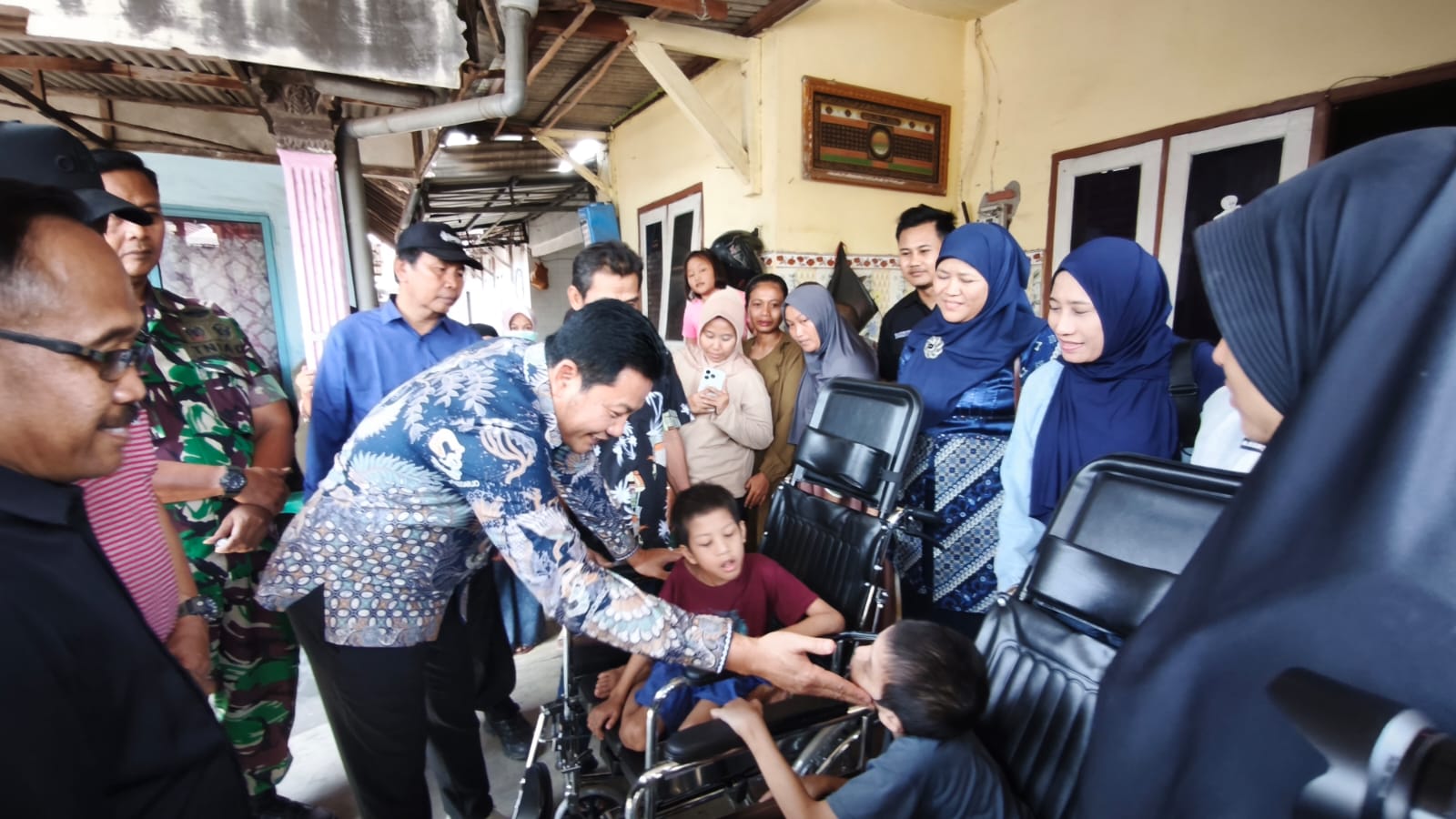 Bupati Sidoarjo Salurkan Bantuan Kursi Roda kepada Lima Warga