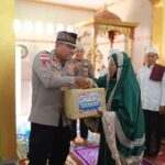 Jumat Keliling di Moyag, Kapolres Kotamobagu Salurkan Bantuan Sembako untuk Warga