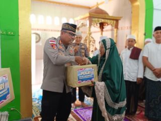 Jumat Keliling di Moyag, Kapolres Kotamobagu Salurkan Bantuan Sembako untuk Warga