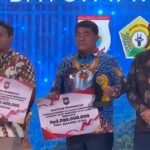 Gubernur Yulius Terima Penghargaan Terbaik I Akses Layanan Pendidikan
