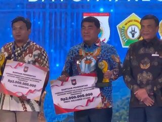 Gubernur Yulius Terima Penghargaan Terbaik I Akses Layanan Pendidikan