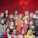 Tampil di Fashion Show Kriyanusa 2026, Hj Patimah Toha Kenakan Gambo Oranye