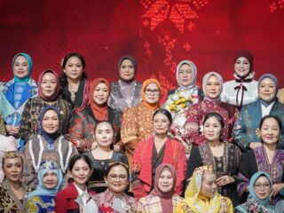 Tampil di Fashion Show Kriyanusa 2026, Hj Patimah Toha Kenakan Gambo Oranye