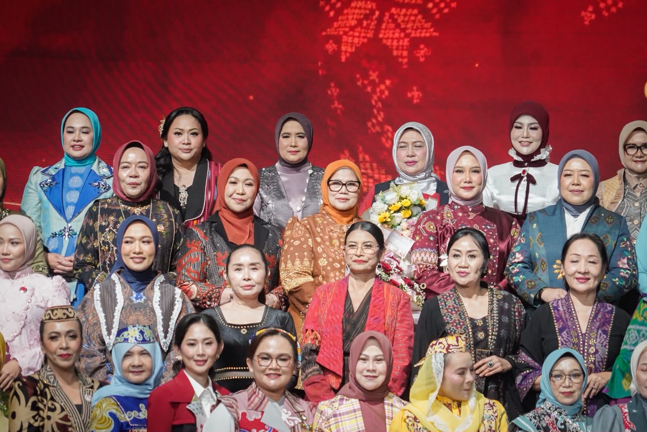 Tampil di Fashion Show Kriyanusa 2026, Hj Patimah Toha Kenakan Gambo Oranye