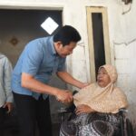 Blusukan ke Jabon, Bupati Subandi Serahkan Bantuan Empat Kursi Roda dan Benahi Dua Rumah