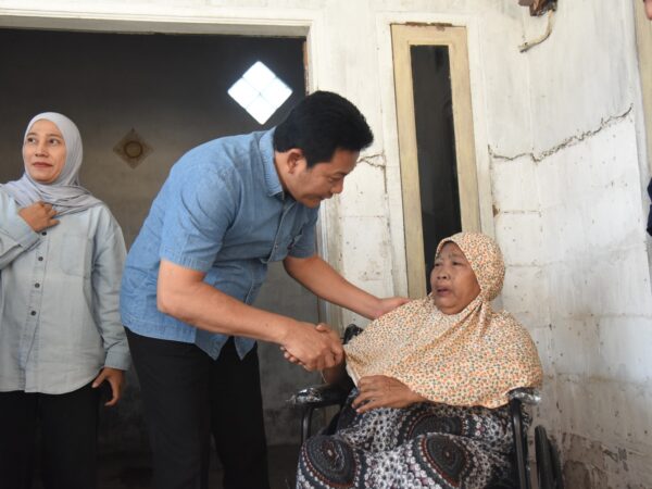 Blusukan ke Jabon, Bupati Subandi Serahkan Bantuan Empat Kursi Roda dan Benahi Dua Rumah