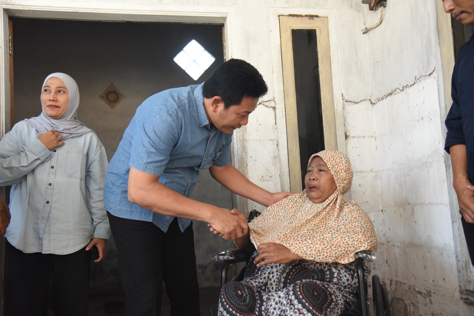 Blusukan ke Jabon, Bupati Subandi Serahkan Bantuan Empat Kursi Roda dan Benahi Dua Rumah