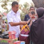 Dua Rumah Hangus Terbakar di Talaga, Plt Bupati Boltara Turun Serahkan Bantuan