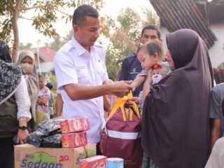 Dua Rumah Hangus Terbakar di Talaga, Plt Bupati Boltara Turun Serahkan Bantuan