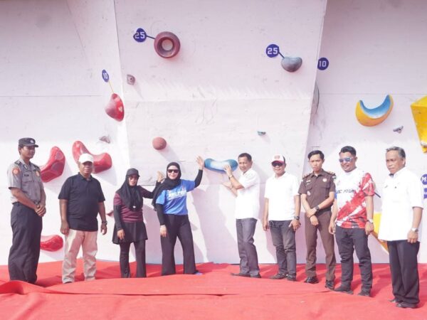 Boroko Jadi Arena Adu Ketangkasan, 48 Atlet Panjat Tebing Bersaing di Bupati Boltara Cup
