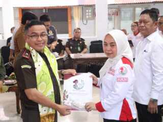 Dari Aula Kantor Wali Kota, Plt Kajati Sulut Lantik DPC Srikandi Jaga Desa dan ASLINMAS Kotamobagu 