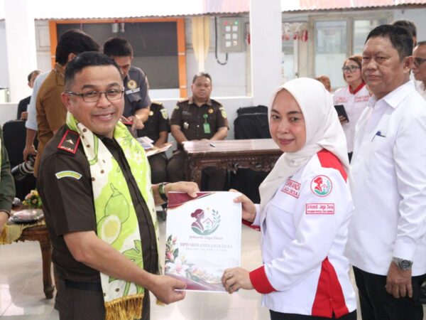 Dari Aula Kantor Wali Kota, Plt Kajati Sulut Lantik DPC Srikandi Jaga Desa dan ASLINMAS Kotamobagu 